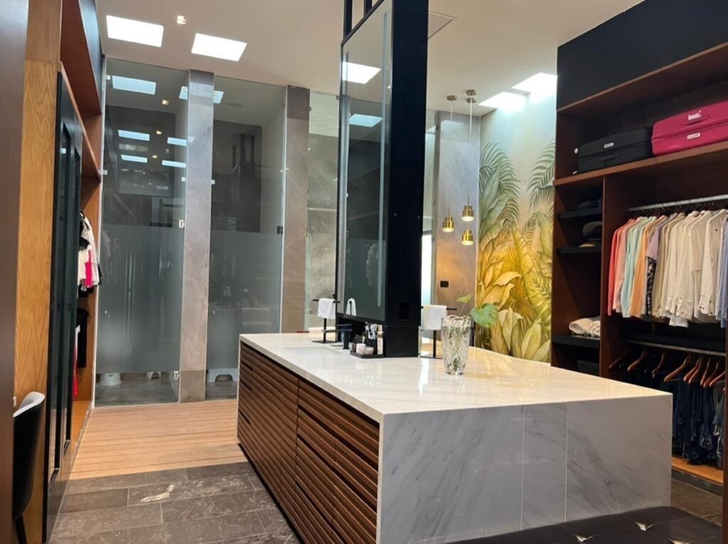 Recámara Principal inteligente: Clóset vestidor con isla, doble ducha y sistema de vapor. Residencia con 34 paneles solares en Mérida.