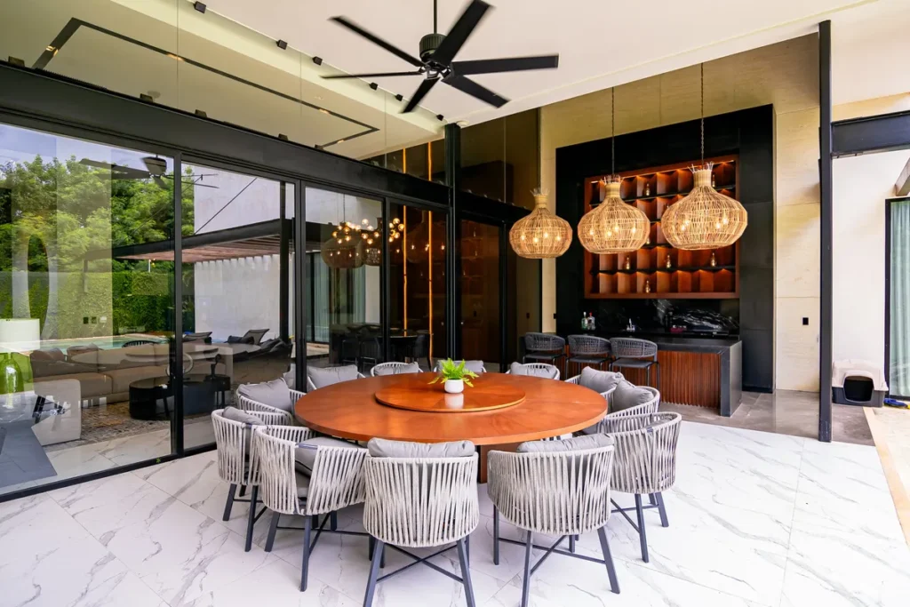 Residencia de 5 recámaras en San Ramón Norte: Lujoso interior de Casa Verona con interiorismo incluido y acabados de alta gama, ideal para inversión de bienes raíces de lujo.
