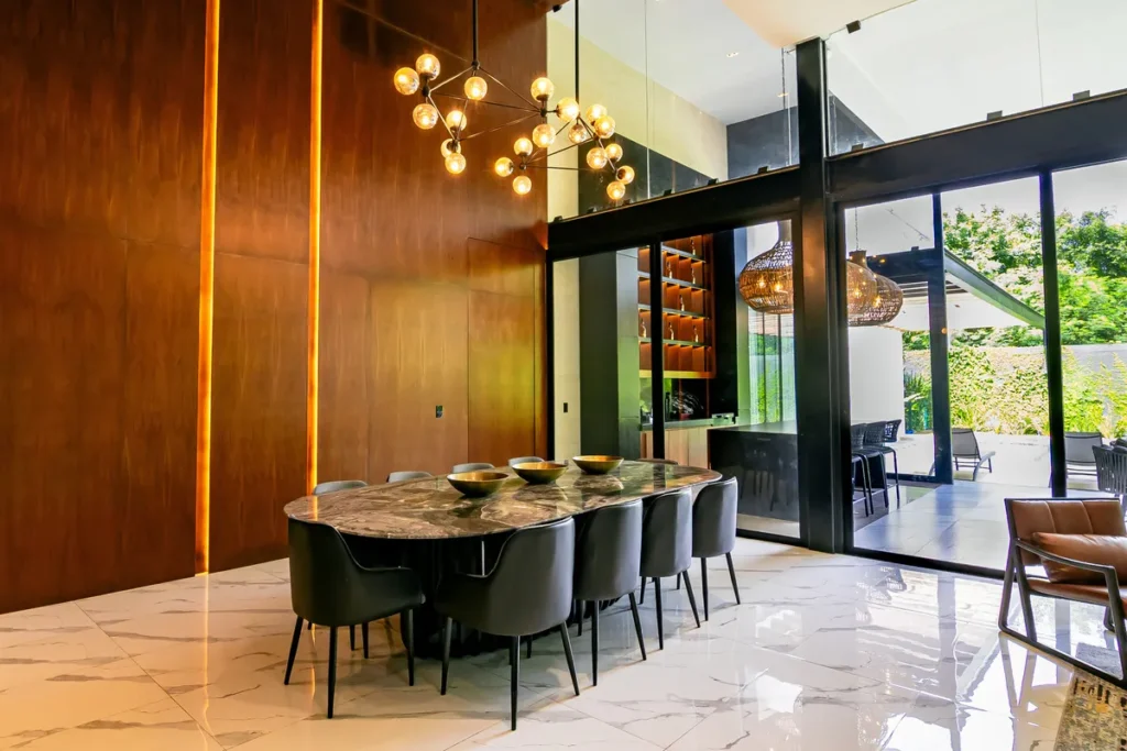 Inversiones inmobiliarias en Casa Verona, Mérida: Interior lujoso con acabados de alta gama, madera de Tzalam y techos de 4.5m, optimizando el retorno.
