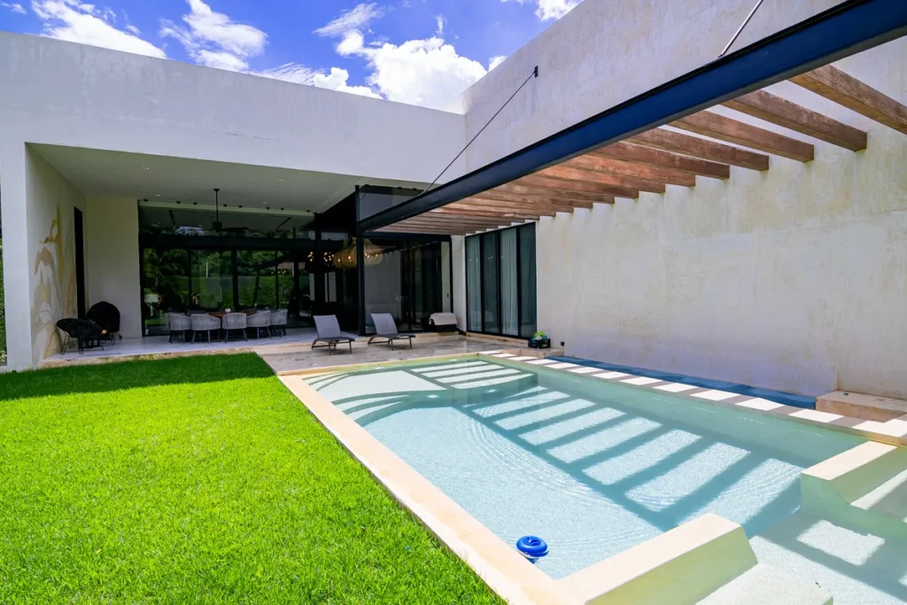 Inversiones inmobiliarias en bienes raíces de lujo en Yucatán: Área de piscina de 4x7 m y terraza con bar equipado de Casa Verona, símbolo de exclusividad en San Ramón Norte.