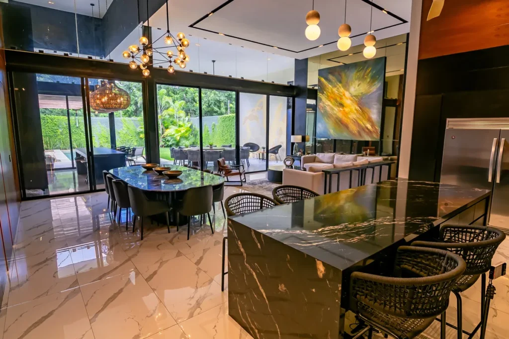 Inversión Inmobiliaria Inteligente en Yucatán: Residencia de 5 Recámaras con 34 Paneles Solares